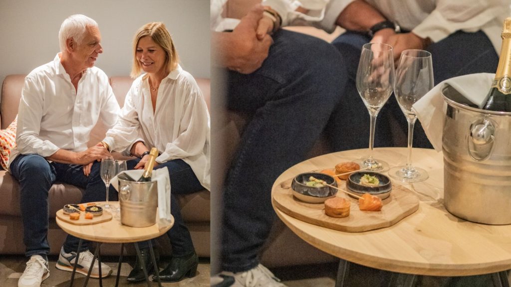 couple avec bouteille de champagne dans la chambre du Dracy