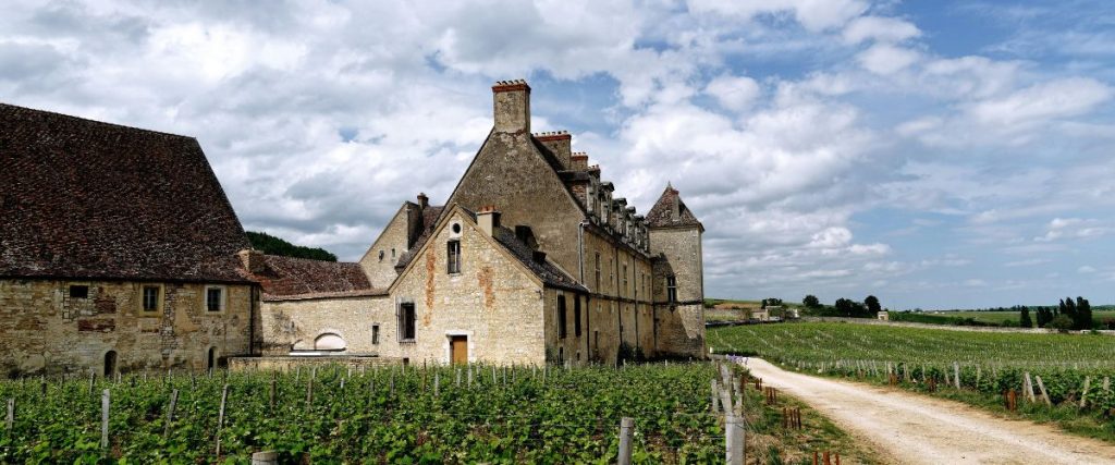 Week-end romantique en Bourgogne : l'escapade idéale pour les couples | bourgogne pexels du bra week-end romantique Bourgogne couple, une batisse typique au milieu des vignes